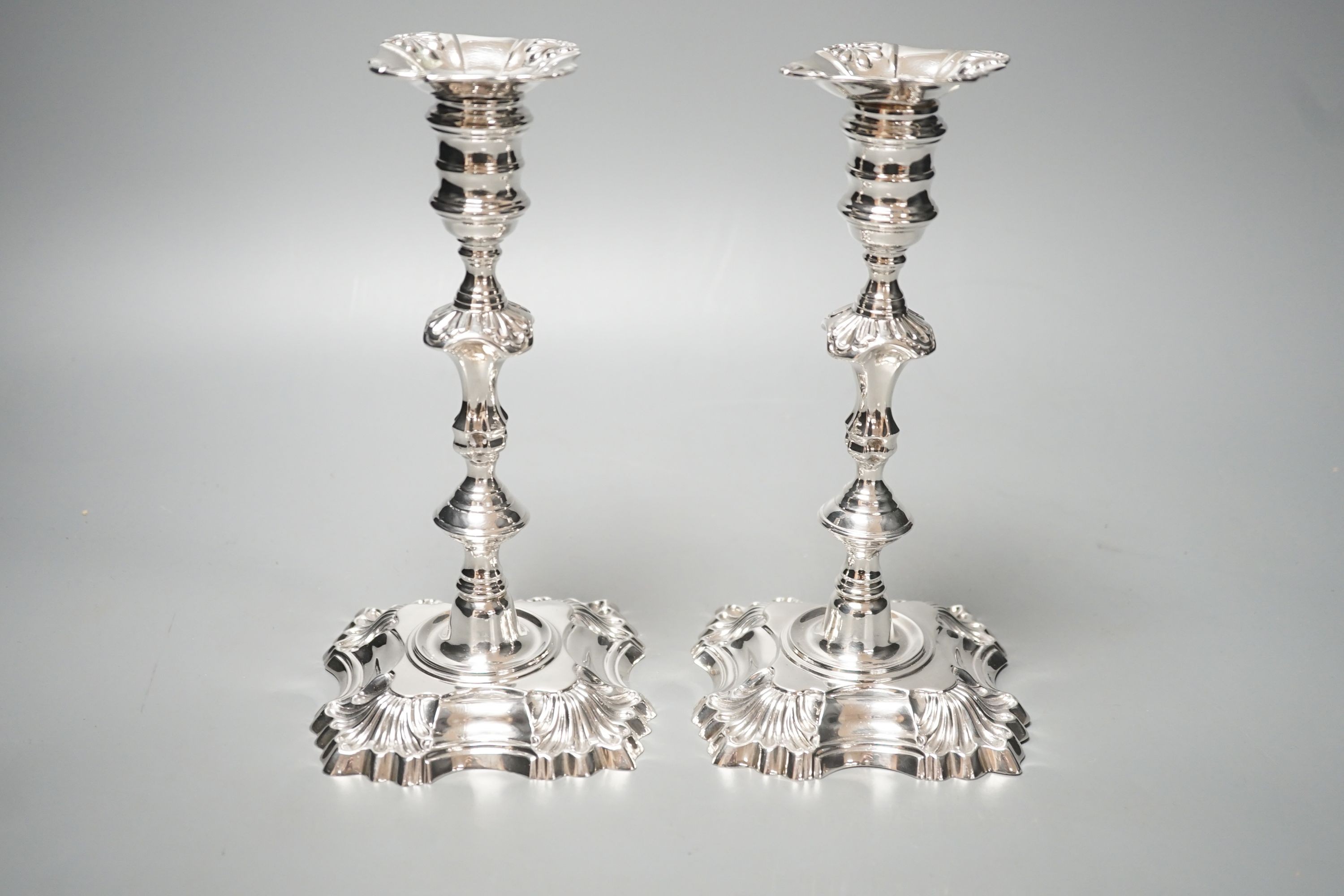 A pair of modern Georgian style cast silver candlesticks, J.B. Chatterley & Sons Ltd, Birmingham,1971, 20.9cm, 34.5oz.